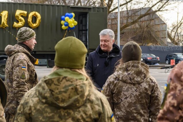 Ими воспользовались более 100 тысяч военных: Порошенко передал защитникам юбилейные стирально-банные комплексы