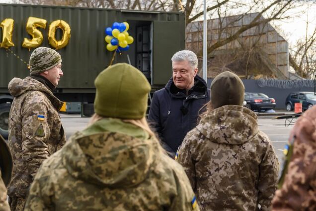 Ними скористалися понад 100 тисяч військових: Порошенко передав захисникам ювілейні прально-лазневі комплекси