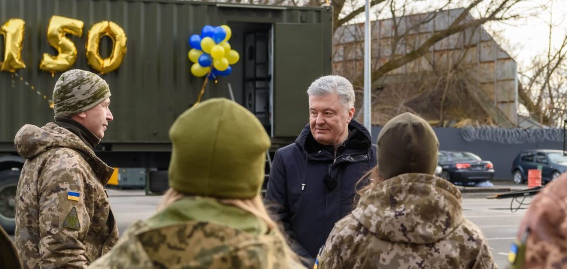 Ими воспользовались более 100 тысяч военных: Порошенко передал защитникам юбилейные стирально-банные комплексы