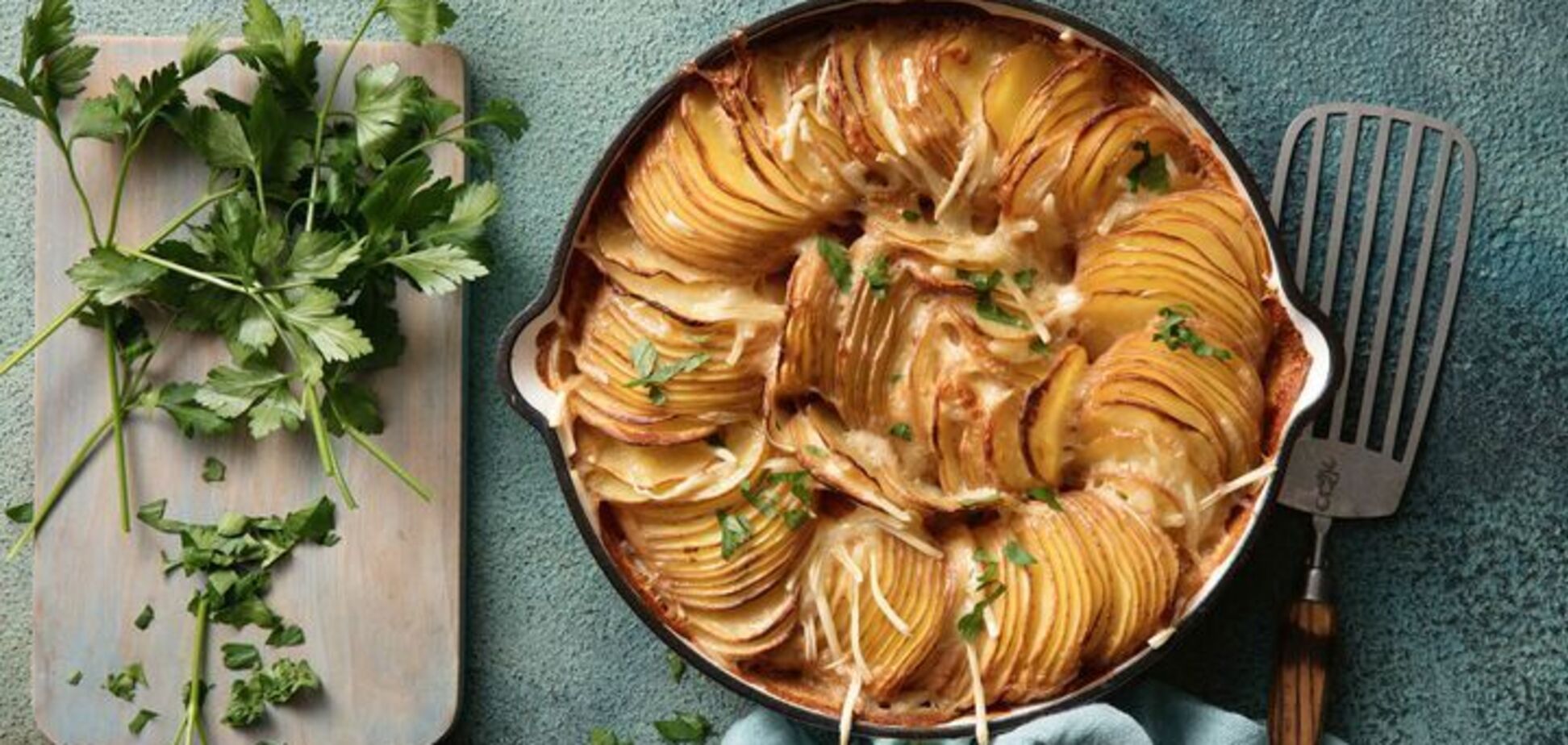 Соковита картопля з сиром в духовці нашвидкуруч: ідеально для сімейної вечері