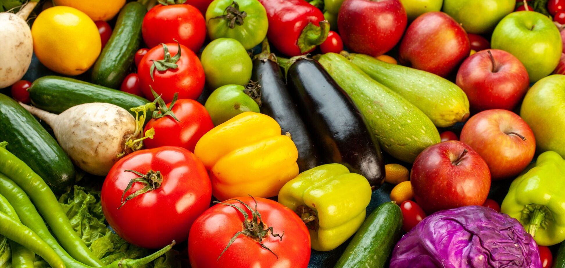 Чому не варто їсти немиті овочі та фрукти: блогер показав 'неприємну' причину