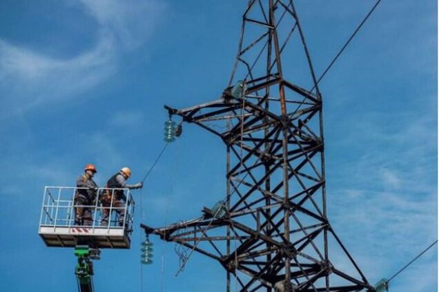 За два дня энергетики вернули свет 17 тыс. обесточенных из-за обстрелов семей – ДТЭК