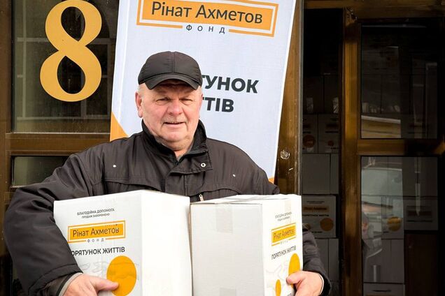 У Харкові видали допомогу для переселенців із Луганської області від Фонду Ріната Ахметова