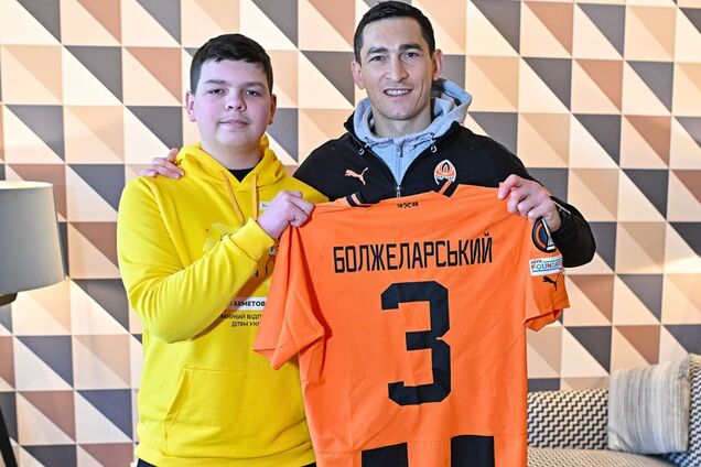 Тимофей из Донбасса, после ранения прошедший реабилитацию от Фонда Рината Ахметова, посетил матч 'Шахтера' в Гамбурге