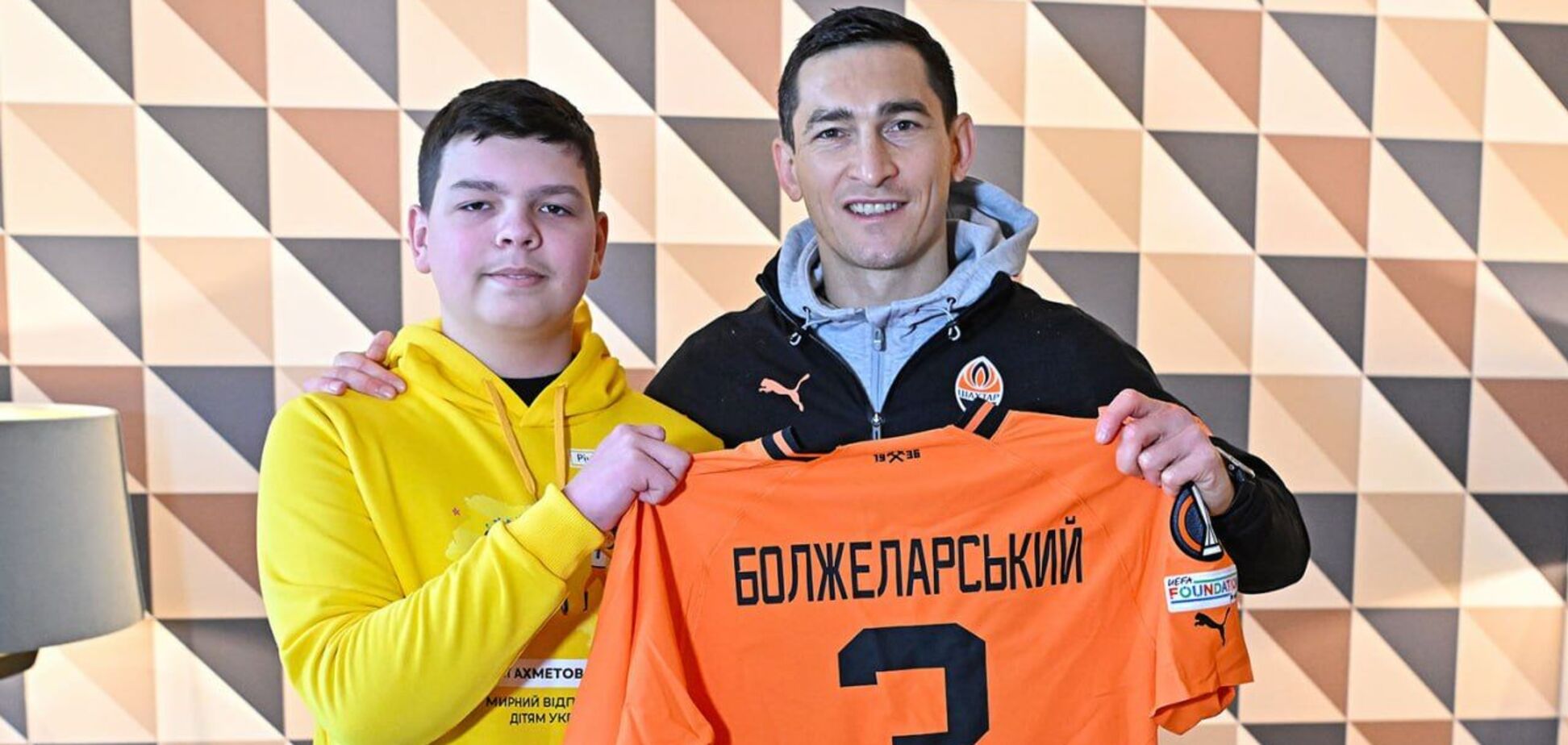 Тимофей из Донбасса, после ранения прошедший реабилитацию от Фонда Рината Ахметова, посетил матч 'Шахтера' в Гамбурге