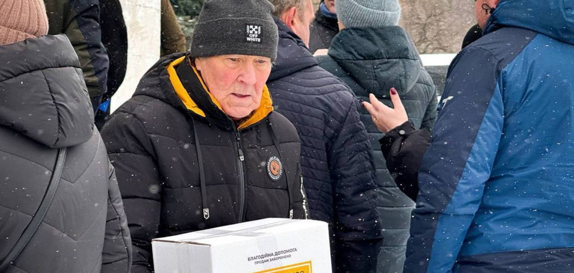 Переселенцы из Марьинской громады продолжили получать проднаборы от Фонда Рината Ахметова в Павлограде