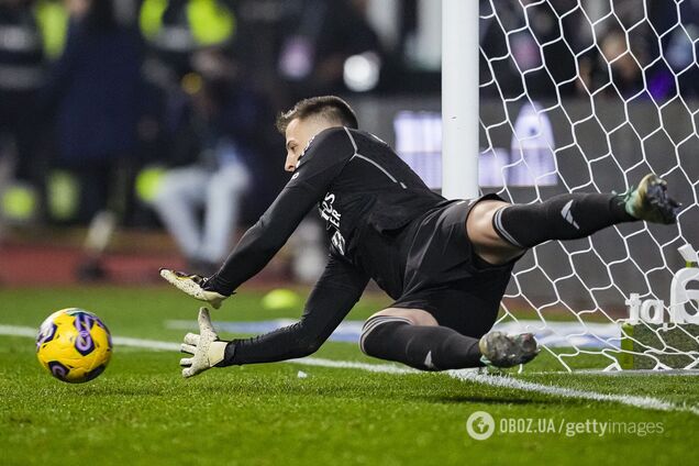 Главная звезда матча. Голкипер сборной Украины привез дикий гол, а затем отбил пенальти в чемпионате Португалии. Видео