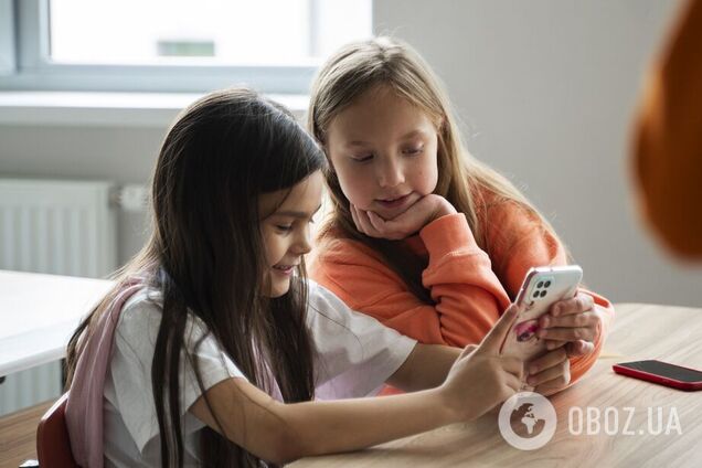 У школах Англії повністю заборонять мобільні телефони: міністри погодили план і вже дають вказівки директорам