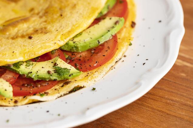 Легкий завтрак с тортильей, помидорами и песто: начинайте день с полезной еды