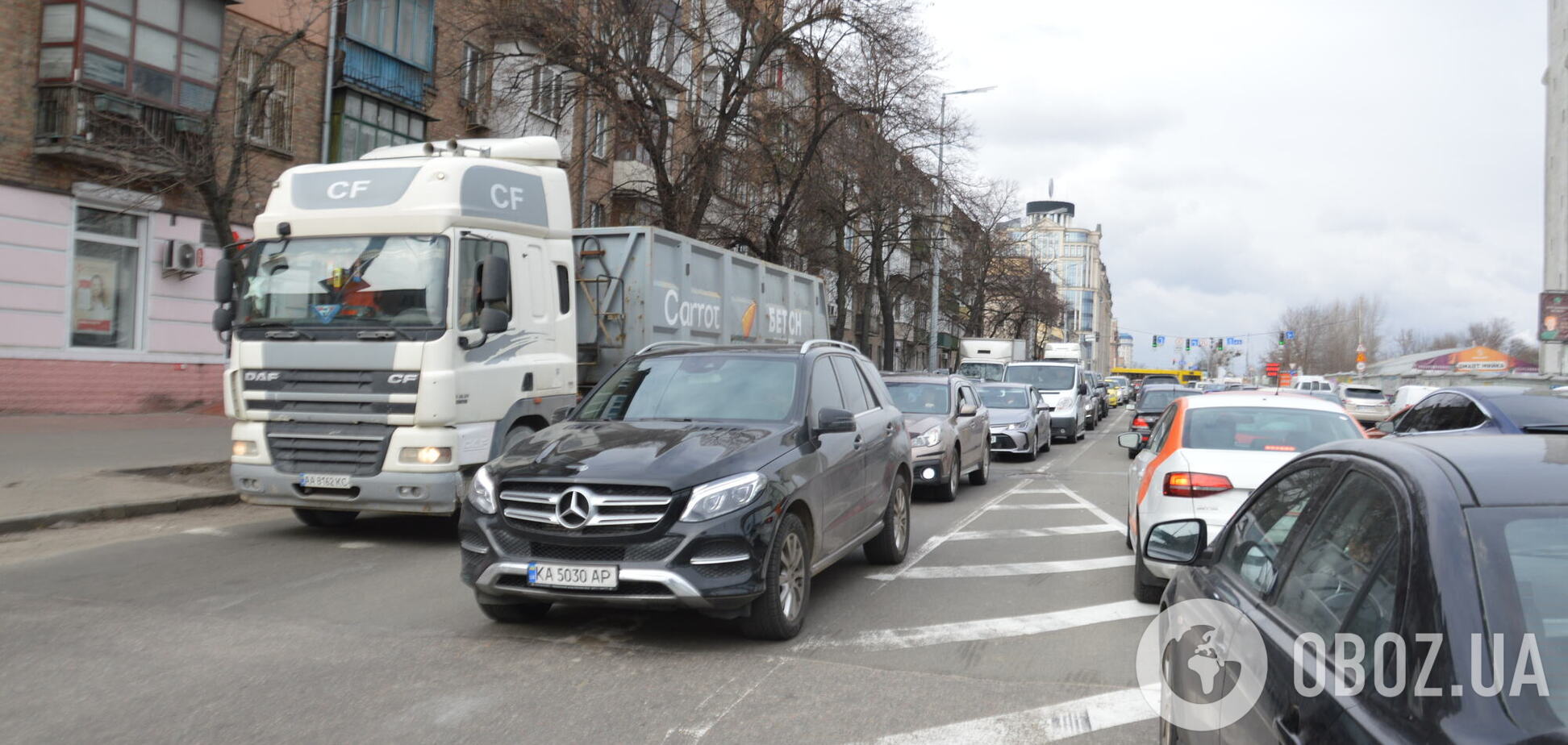 У Києві ранкові затори ускладнили рух транспорту
