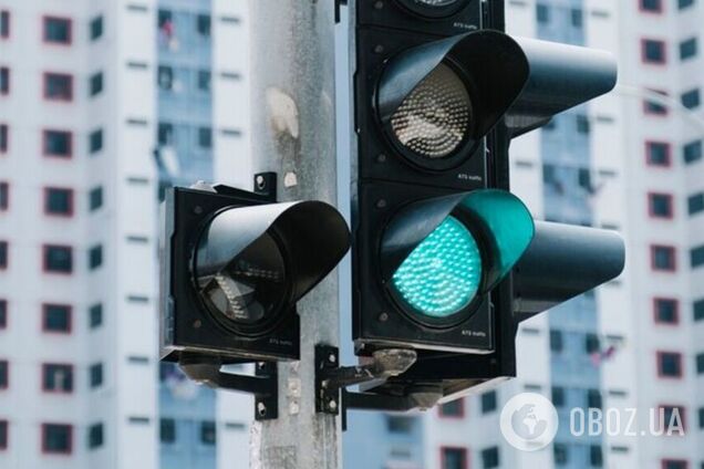 В чем разница между дополнительной секцией и нарисованной стрелкой: правила ПДД