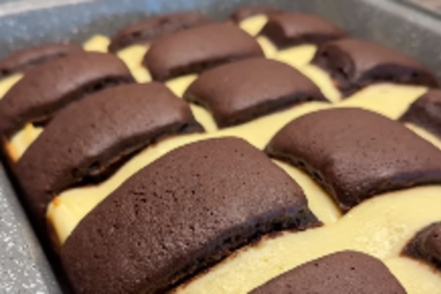 Десерт 'Пуховая перина' с шоколадным бисквитом: рецепт вкусного блюда