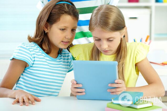 Гортають сторінки, як iPad: кожний четвертий учень початкової школи у Великій Британії не вміє користуватися книжками