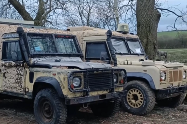 Порошенко у Британії купив для ЗСУ броньовані евакуаційні машини Land Rover