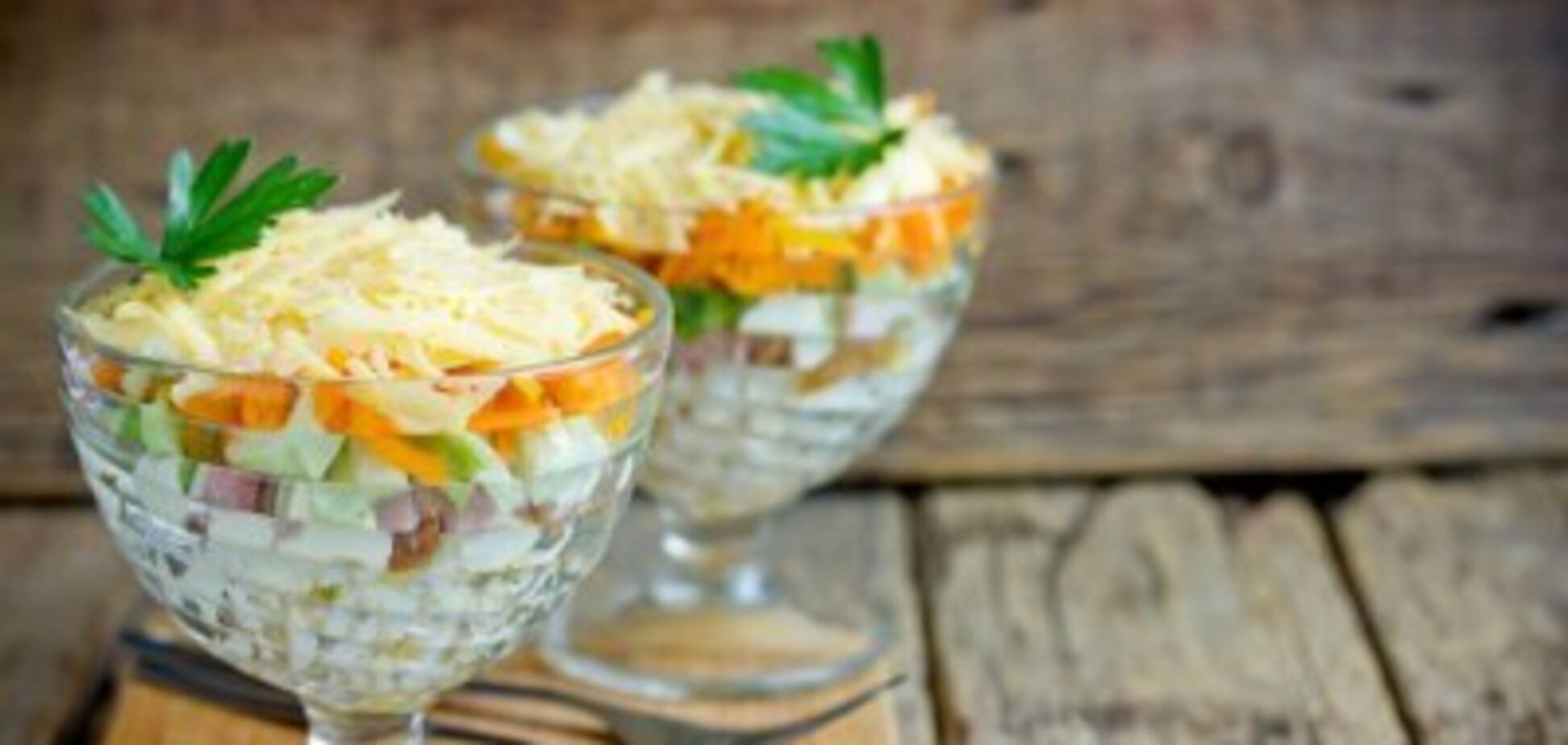 Элементарный салат с тунцом  в стаканах: чем заправить