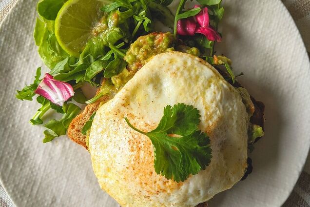 Тост с яйцом и луком шалот на завтрак: как красиво подать блюдо
