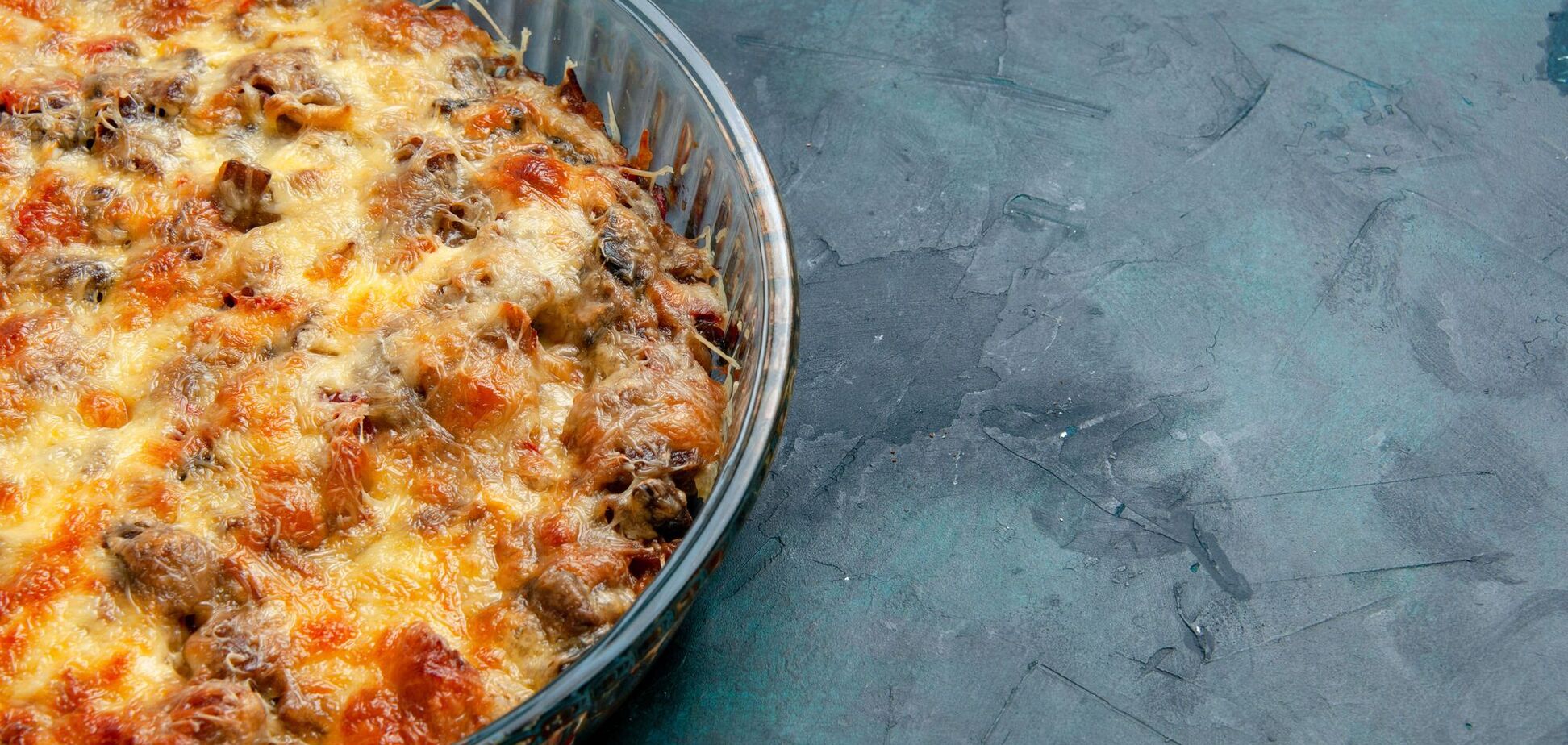 Как запекать картофель с курицей так, чтобы блюдо получилось сочным: подойдет для обеда