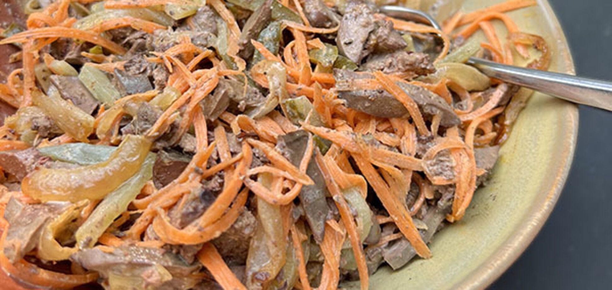 Який смачний салат приготувати з курячою печінкою: з горошком та солоними огірками