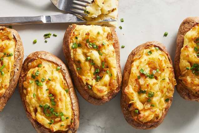 Як смачно запекти картоплю в шкірці: з грибами та сиром