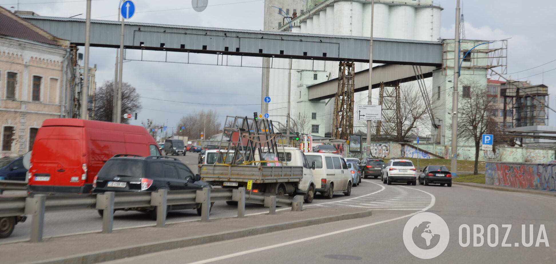 У Києві ранкові затори ускладнили рух на дорогах