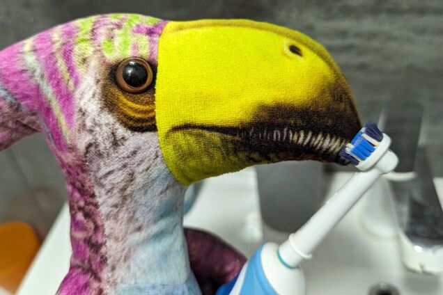 Как Птеродактиль провел выходные. Украинец устроил сюрприз для сына, забывшего любимую игрушку в садике, и стал звездой сети