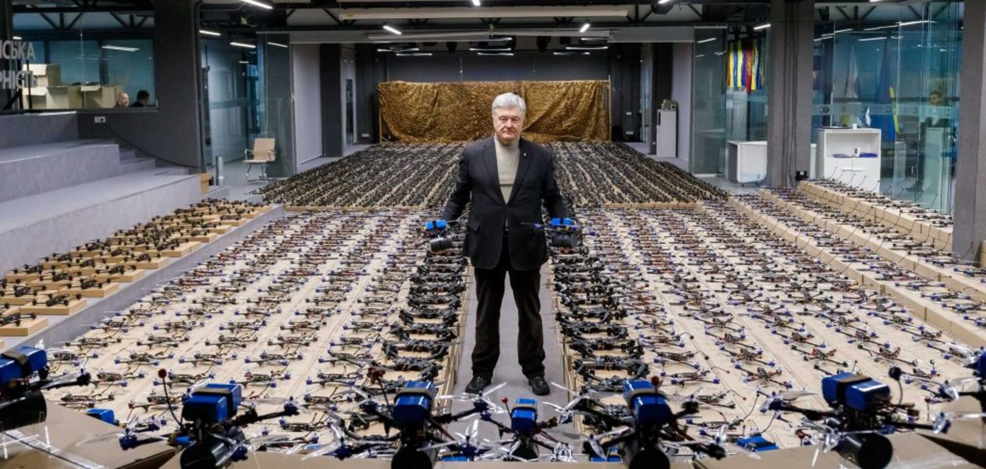 Смертоносные для окупантов FPV-дроны 'Пегасы', 'Мольфары' и 'Мамонты' едут на фронт: Порошенко везет защитникам 2 тысячи 'шалених бджілок'