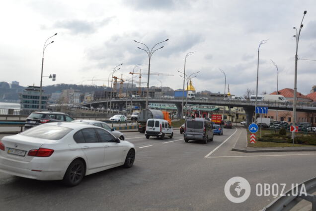 У Києві ранкові затори ускладнили рух на дорогах