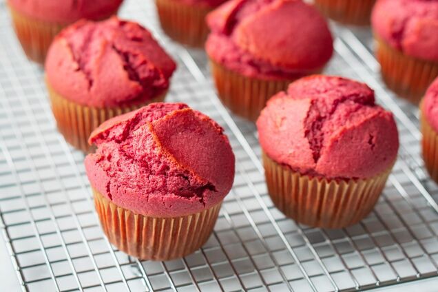 Ефектні рожеві кекси з сиру: чим пофарбувати тісто