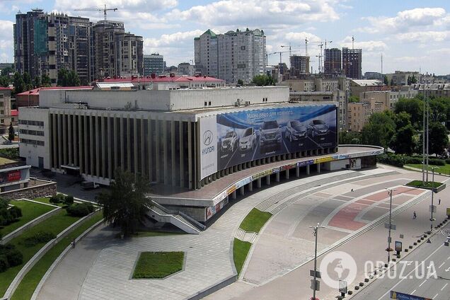 Возведение здания началось в 1965 году