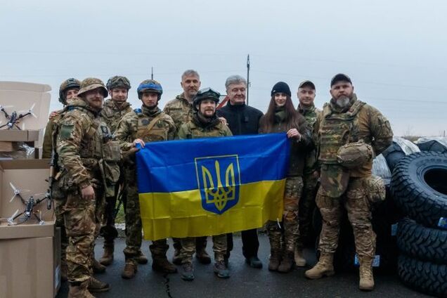 Порошенко привез морпехам на юг FPV-дроны, 'Мавики' и квадроциклы для эвакуации раненых