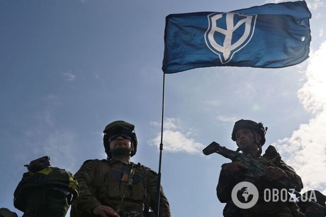 Міноборони РФ бреше: в РДК показали, як танк армії РФ рівняє з землею будинки росіян у селі Козинка. Відео