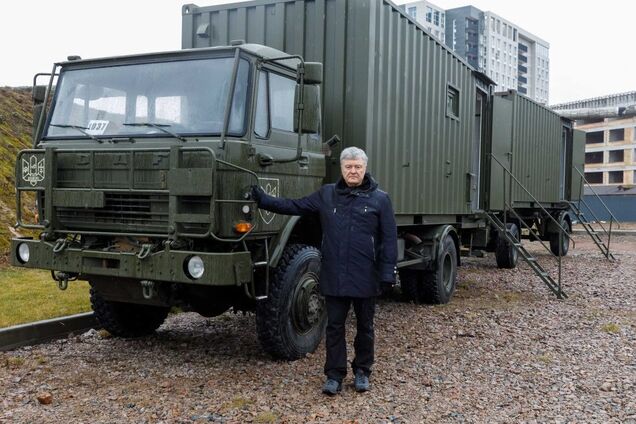 Мы в долгу перед нашими летчиками: Порошенко передал на фронт первый штабной пункт для боевой авиации