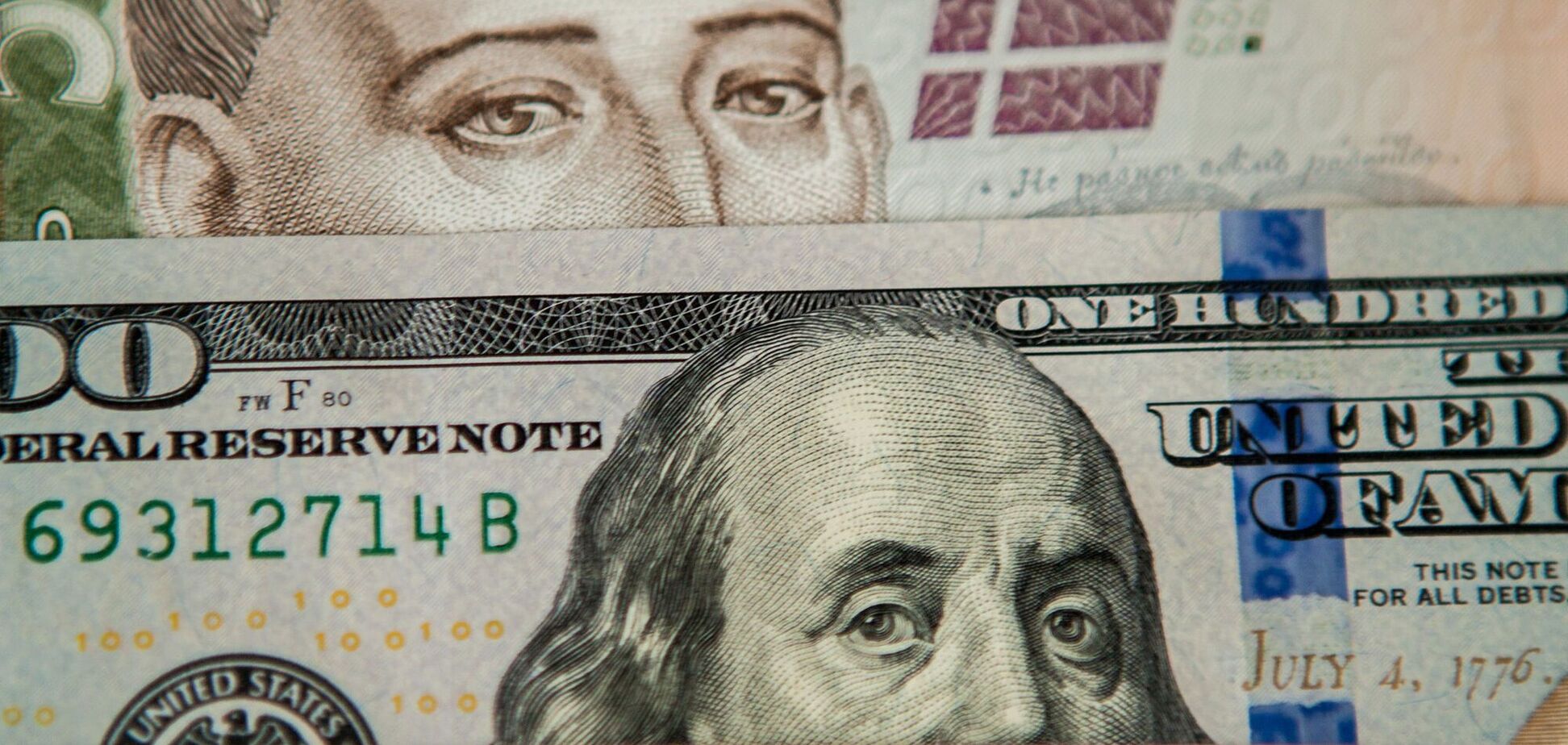 Официальный курс доллара резко вырос и достиг исторического уровня