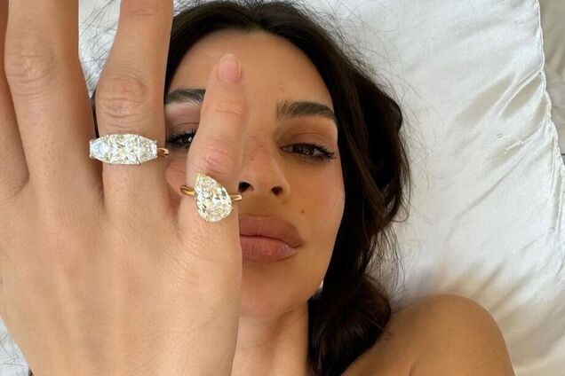 Емілі Ратаковські показала свої 'обручки для розлучення' з гігантськими діамантами на відвертих фото