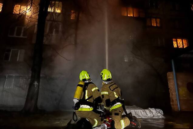 В Киеве горел многоэтажный дом: погиб человек. Фото