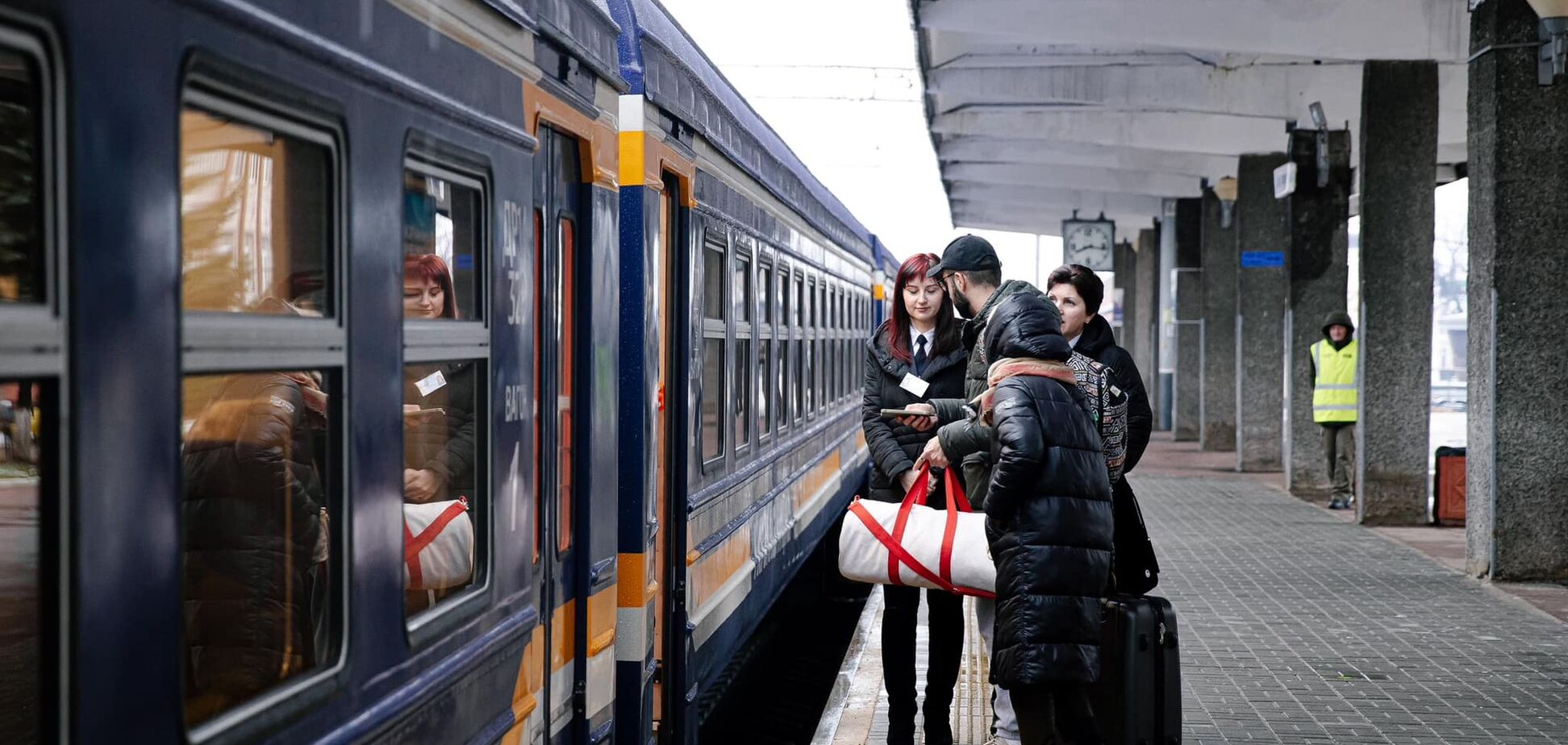 Пассажиры УЗ не успевают на вокзалы из-за протестов в Польше