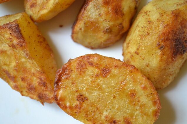 Ви більше ніколи на будете готувати запечену картоплю інакше: шеф-кухар розповів, як за 10 хвилин створити справжній шедевр