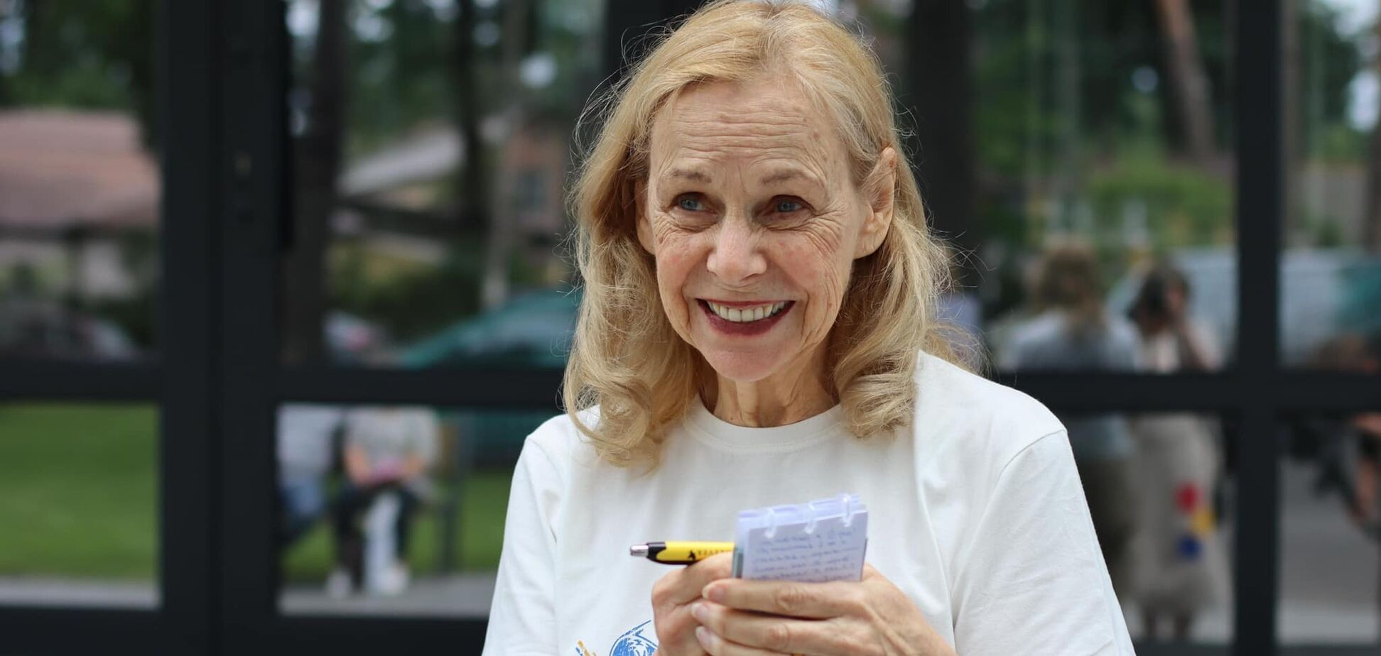 Писательница из США заявила о готовности сменить политическую партию, если украинцам не выделят помощь, и назвала Путина 'глупым'