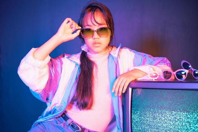 Квадратні туфлі, спортивний костюм і джинси-мальвіни носили всі: якою була мода в 90-х. Фото і відео