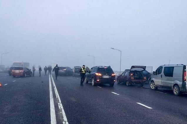 У Львові сталася масштабна ДТП, зіткнулися 27 авто: з'явилися подробиці і відео з місця аварії