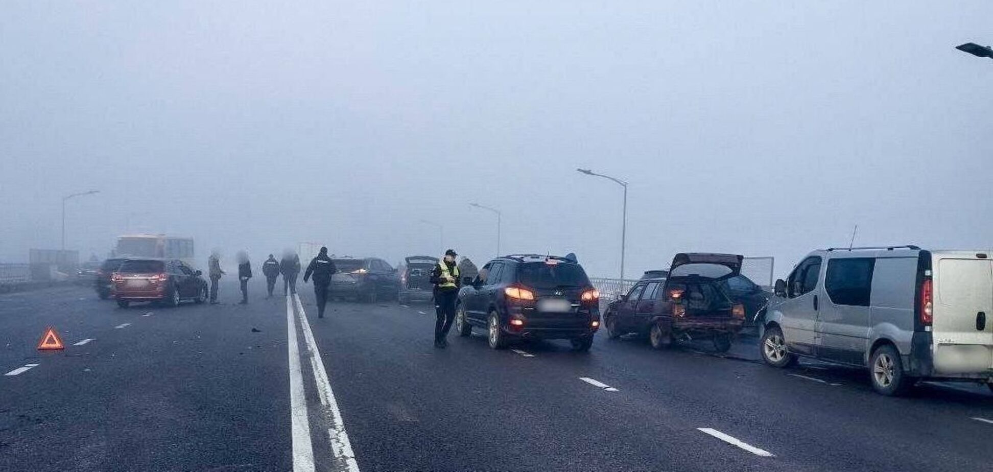 Во Львове произошло масштабное ДТП, столкнулись 27 авто: появились подробности и видео с места аварии