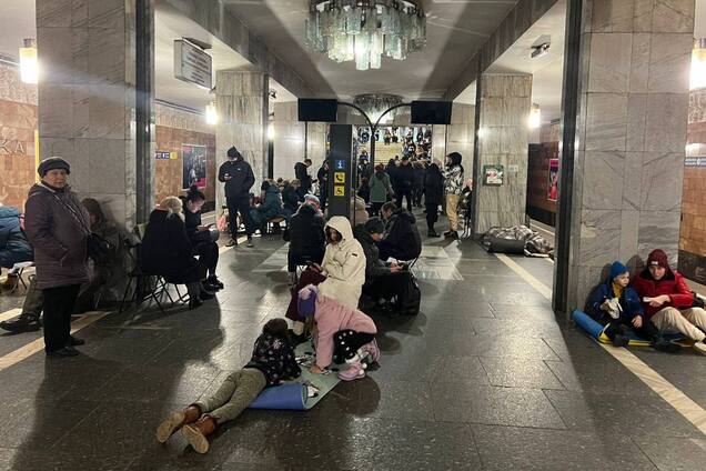 Станции метрополитена круглосуточно работают как укрытие.