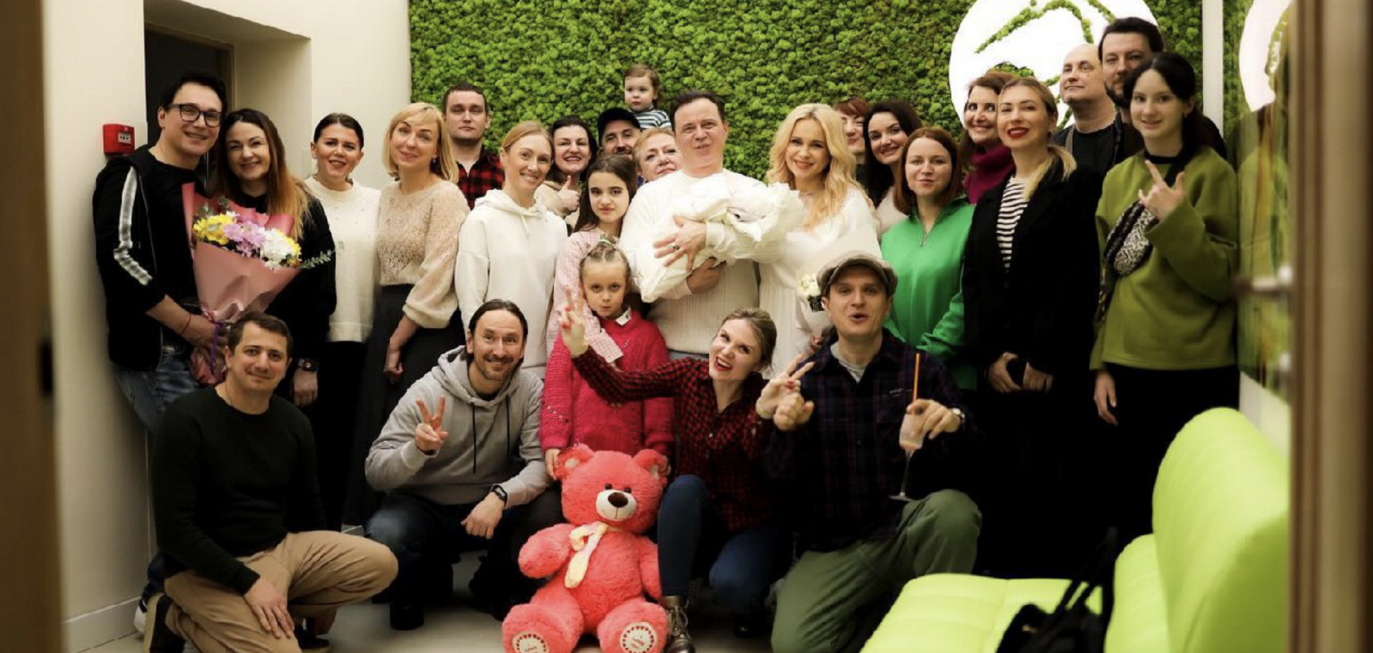 Лилию Ребрик выписали из роддома: ее пришли поздравить родные и коллеги. Фото