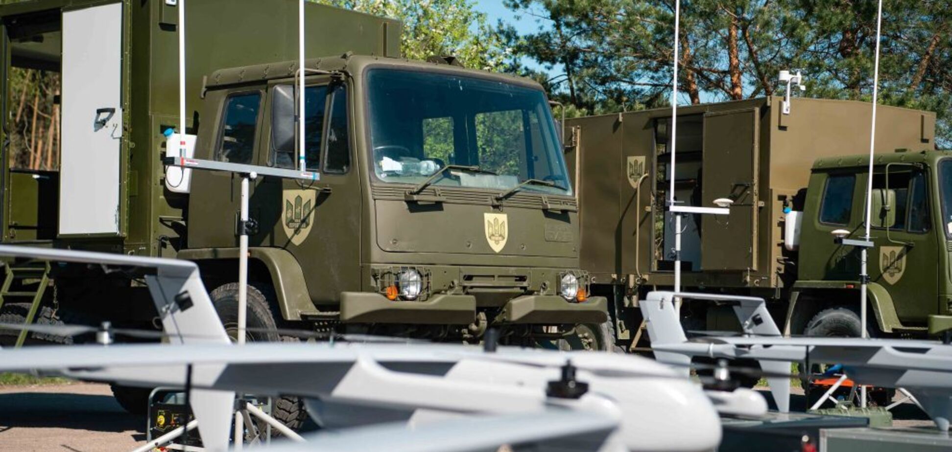 Логістичний порятунок для армії: Фонд Порошенка за два роки передав ЗСУ півтисячі вантажівок DAF