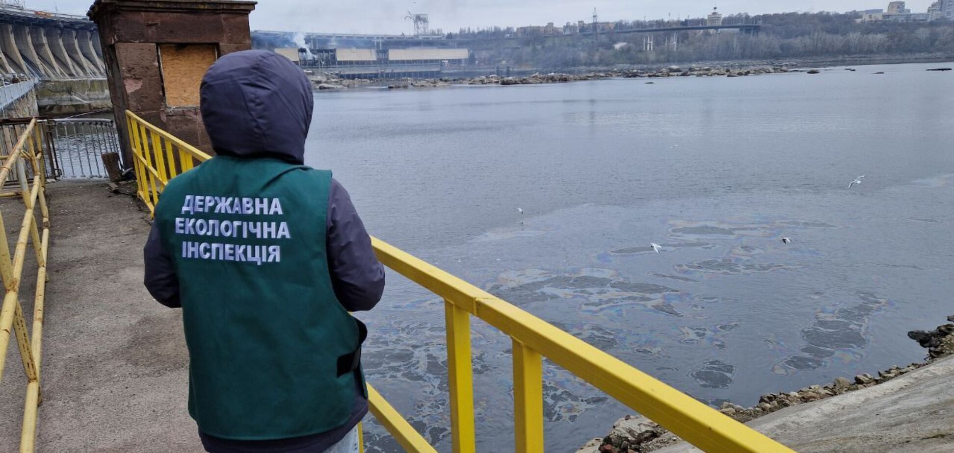 В результате российского удара по ДнепроГЭС зафиксирована утечка нефтепродуктов в реку: что известно
