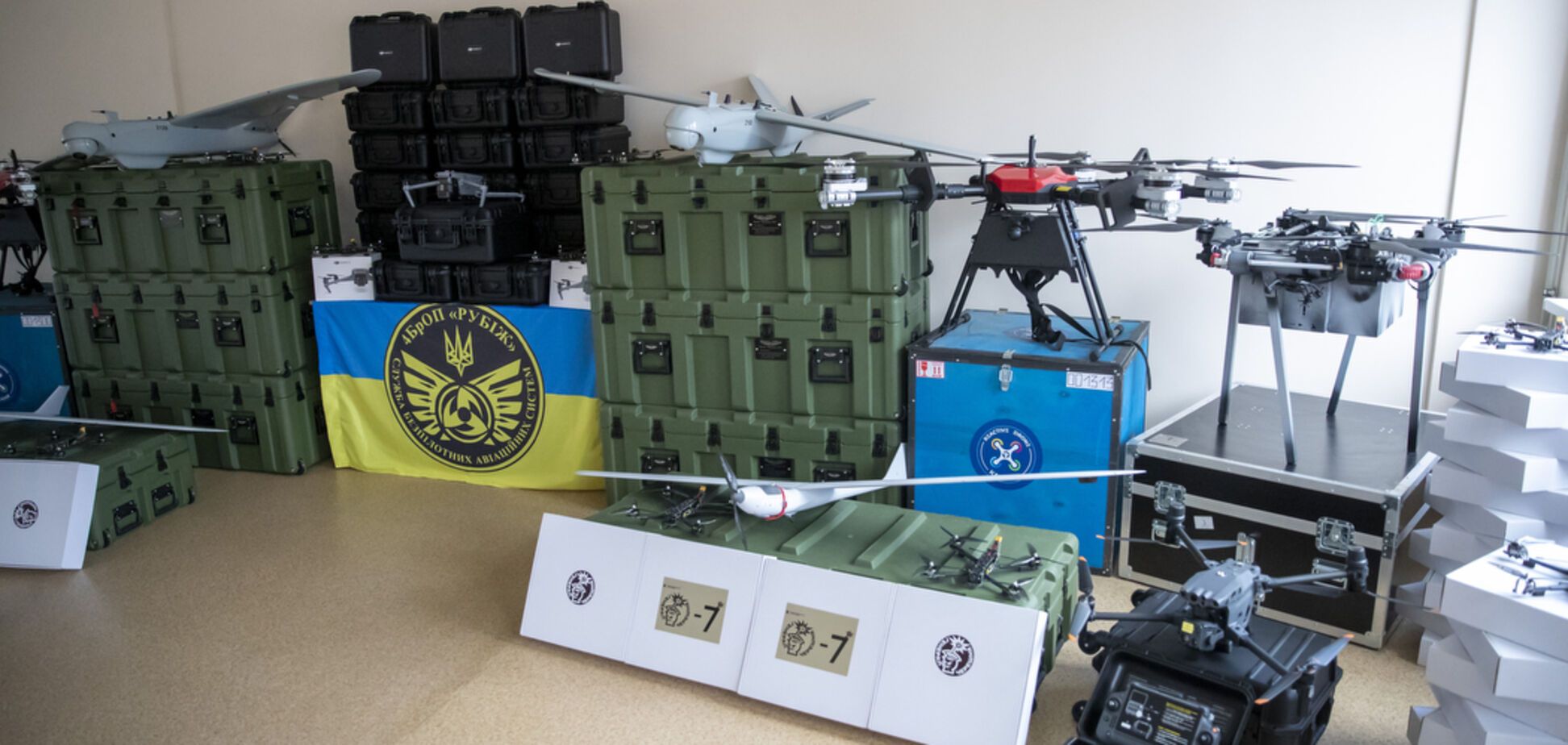 Бойцы 4-й бригады Нацгвардии показали Кличко новую партию оборудования, которое приобрели на средства Киева. Фото