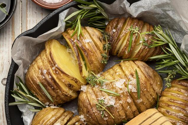 Для гостей або просто на вечерю: смачна та красива картопля з беконом