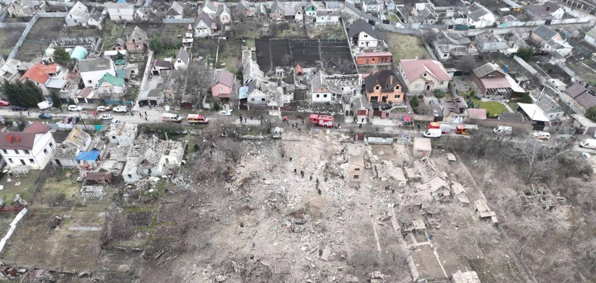 Оккупанты нанесли 12 ударов по Запорожью: поражены ДнепроГЭС и дома, есть погибшие и пострадавшие. Фото и видео