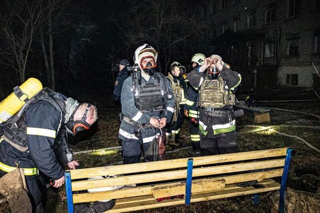 Пострадали спасатель и полицейский: появились новые детали ночных обстрелов Харькова. Фото