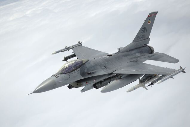 Україна буде змушена ризикувати літаками F-16, навіть під загрозою їхньої втрати у перші місяці боїв – Forbes
